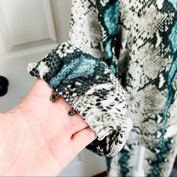 BUDDY LOVE Kiki Emerald Snake Skin Semi-Sheer High Low Kimono Top - SMALL - Picture 7 of 12